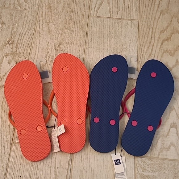 3 Pair of BNWT Flip Flops Two GAP & One Pair of Old Navy in a Size 10. - Picture 4 of 8